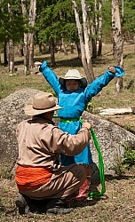 Baagii tightens Bugiins sash