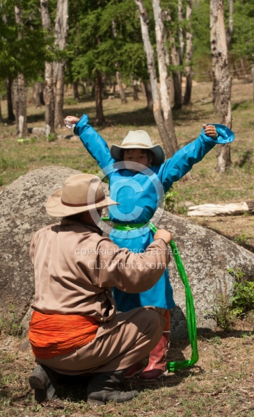 Baagii tightens Bugiins sash